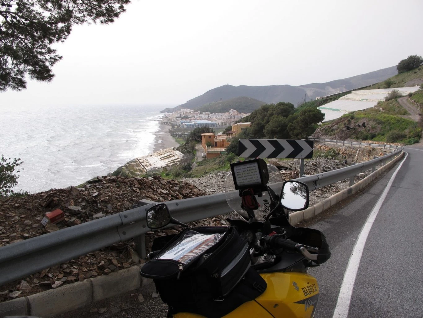 La N-340 costera, moto aparcada con vistas al Mediterráneo